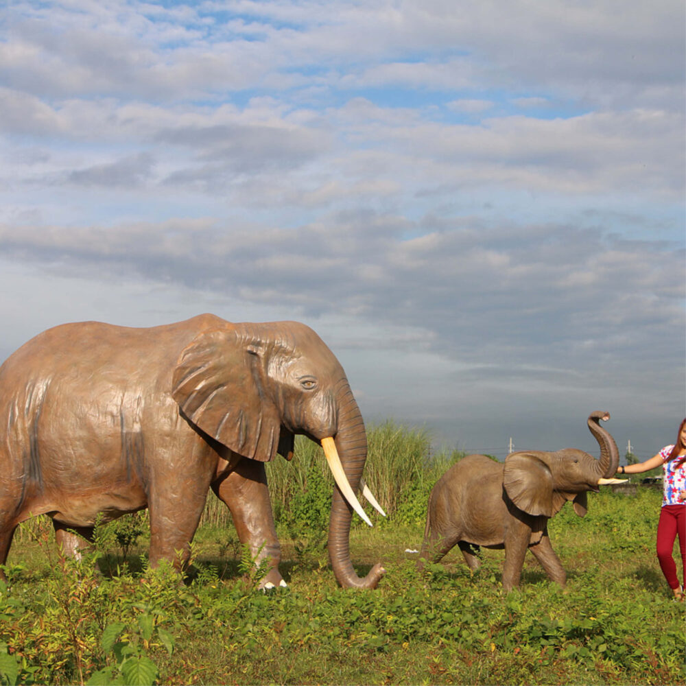 African Elephant - 8ft - 100059- L 374 x W 196 c 243cm - 230kg - standing pose - amazing sculpture - side view - outside on grass