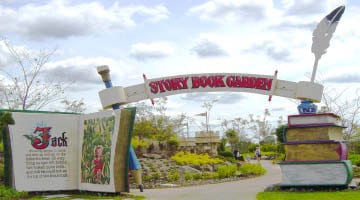 Natureworks Australia Hunter Valley Gardens Entry of Giant Books and entry arch Copy