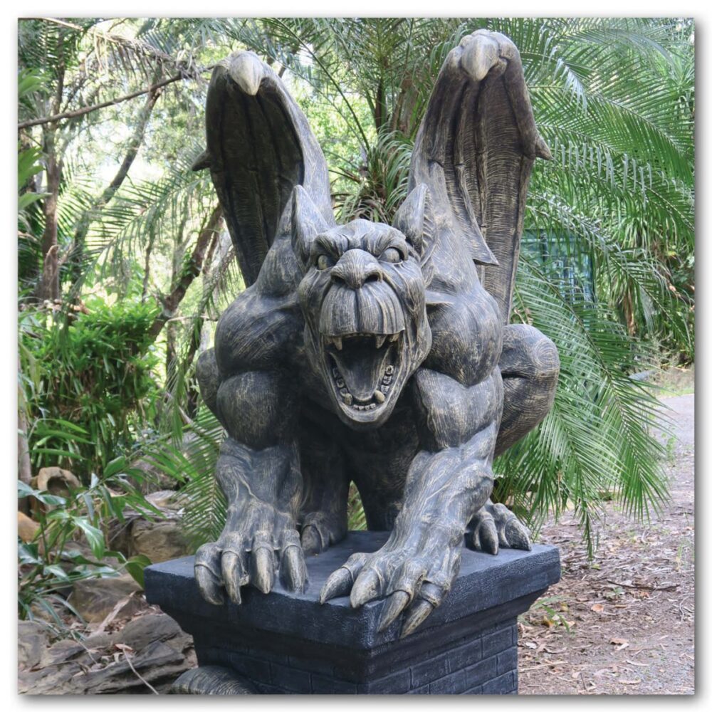 Mammals Fantasy mammals Gargoyles Giant on pedestal Product Image V px px