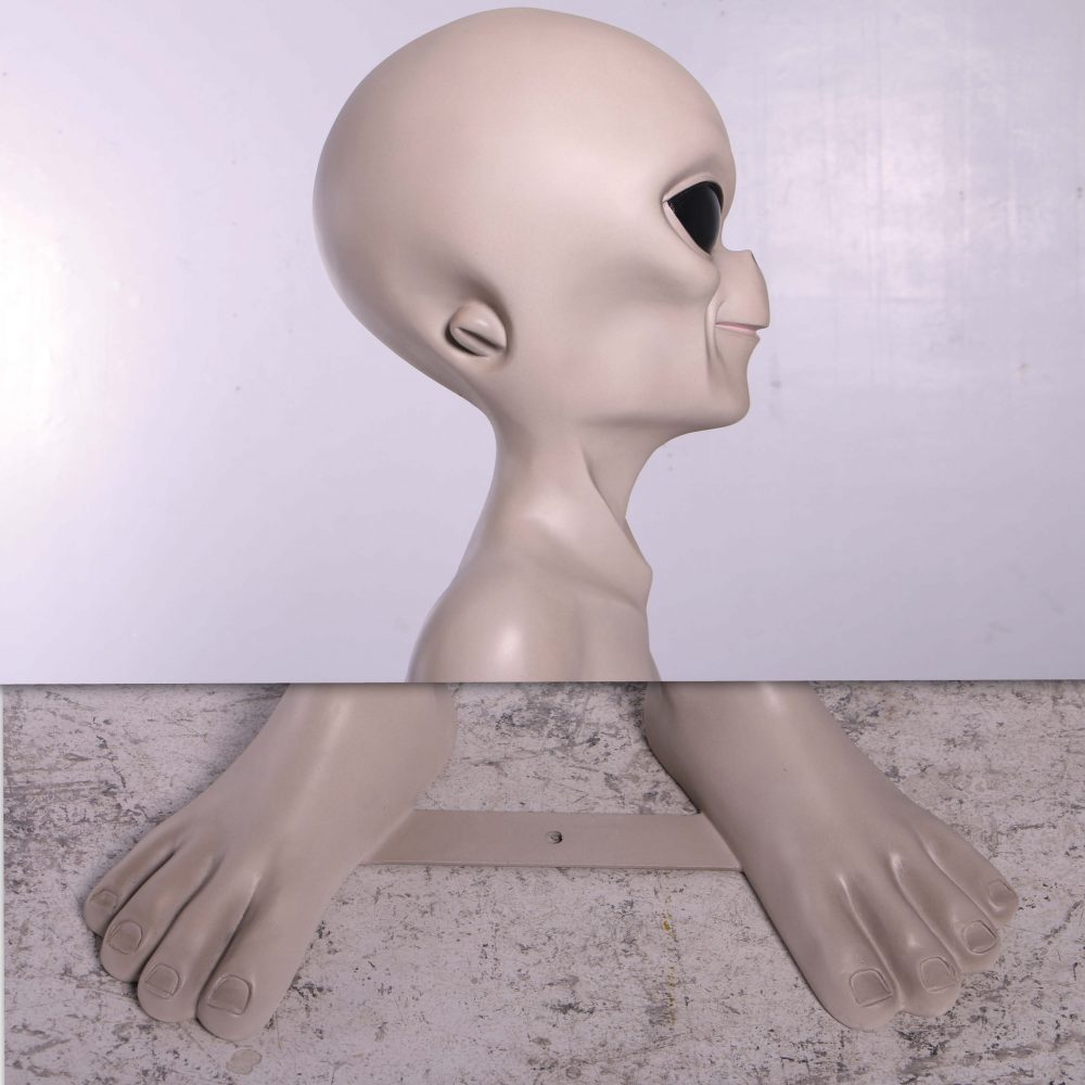 Alien statue - grey - free standing - "out of this world" 156cm high - feet plate close up