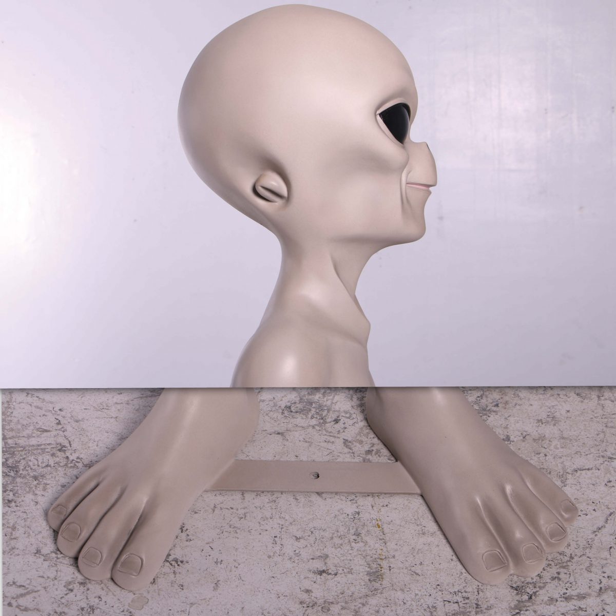 Natureworks Australia Alien statue - grey - free standing - "out of this world" 156cm high - feet plate close up