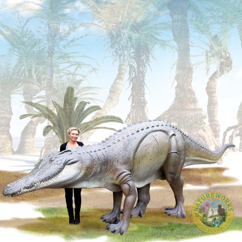 Quinkana - Megafauna free standing 6.8m - with plant background