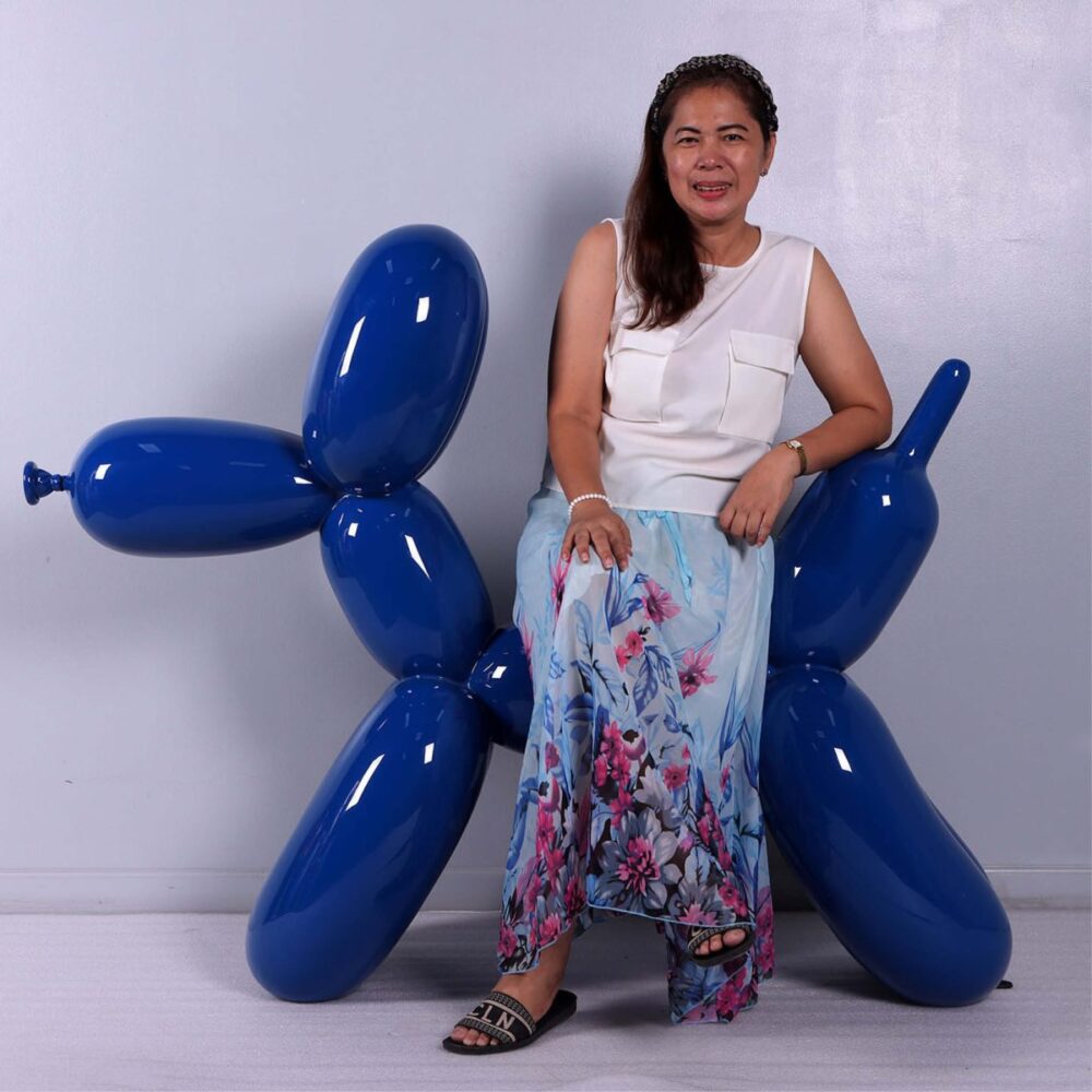 Natureworks Balloon Dog sculpture - 4ft - Glossy Blue - 230060 - with lady