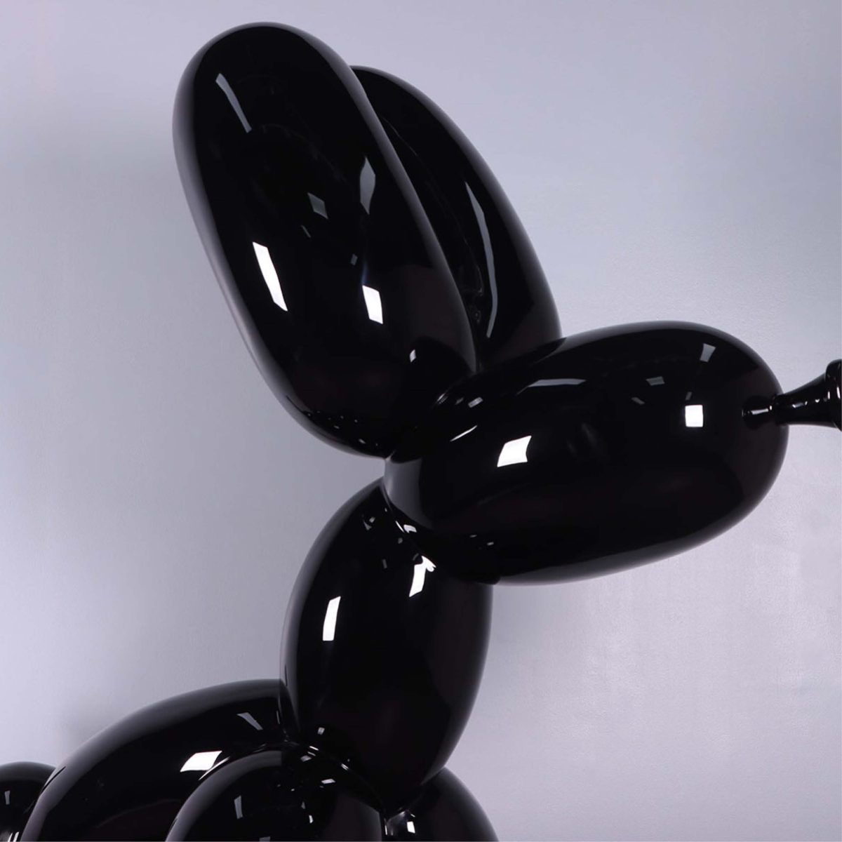 Natureworks Australia Natureworks Balloon dog 7ft high - Glossy Black finish close up of head view
