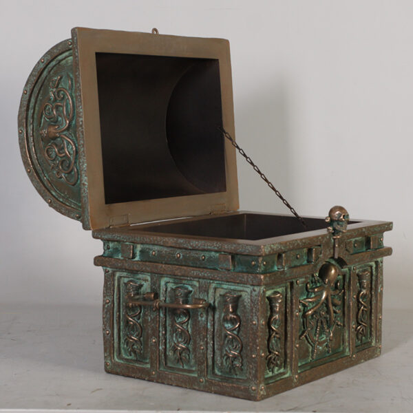 Davy jones treasure chest- NT0023 with hinged lid for easy opening