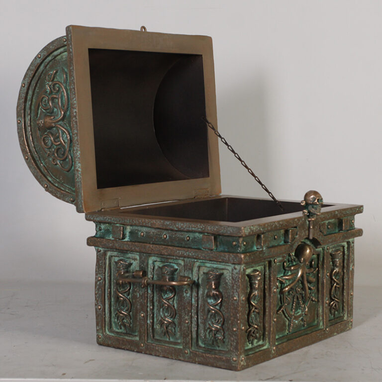 Davy jones treasure chest- NT0023 with hinged lid for easy opening
