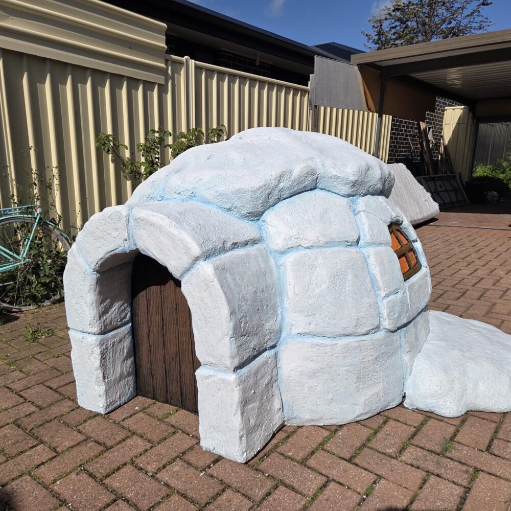 Igloo - custom sculpture by Natureworks designer - L 2m x W 2m x H 1.5m- - best view closer