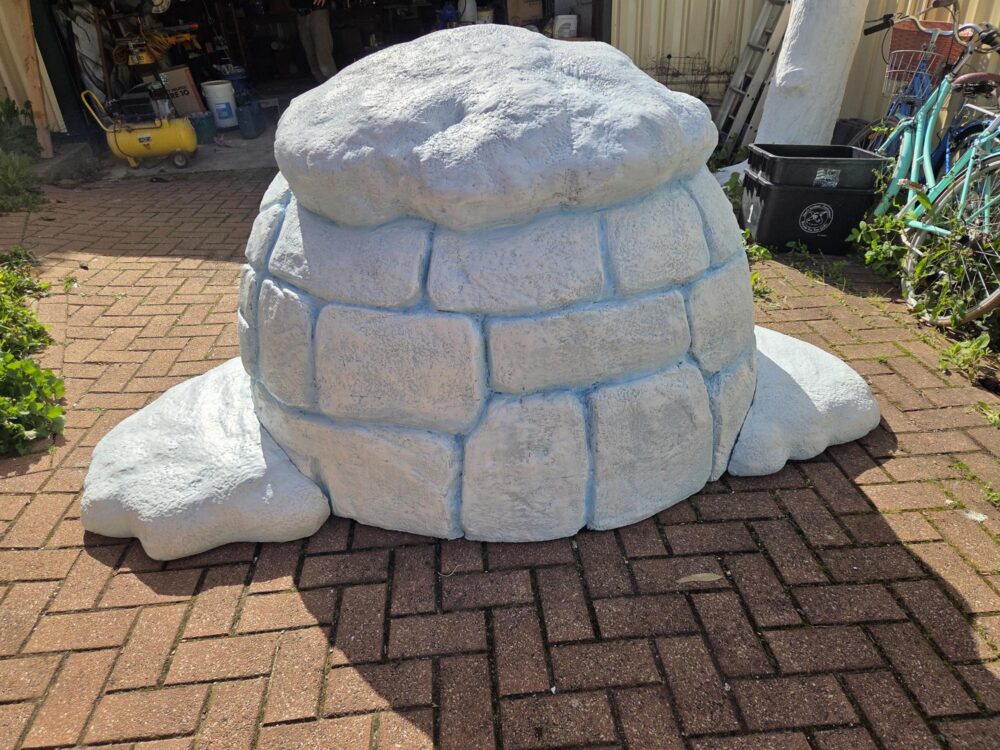 Igloo - custom sculpture by Natureworks designer - L 2m x W 2m x H 1.5m- - rear view