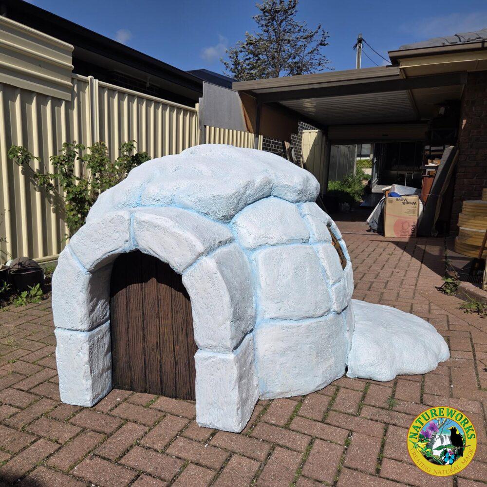 Igloo - custom sculpture by Natureworks designer - L 2m x W 2m x H 1.5m- angle view