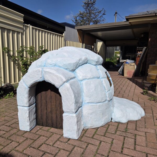 Igloo - custom sculpture by Natureworks designer - L 2m x W 2m x H 1.5m- angle view